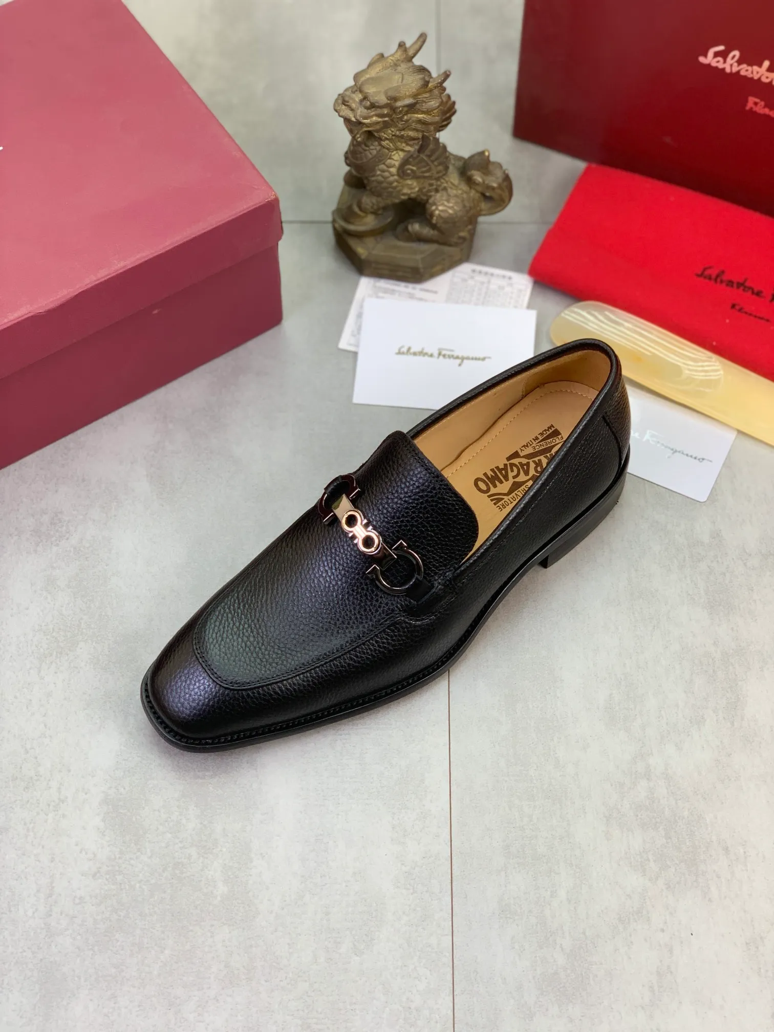 Men's Men's Shoes 💰P460💰[New Style] Water-dyed Niuli 🆘[Salvatore Ferragamo] Ferragamo's latest casual business leather shoes for men! Available at counters simultaneously! The fabric is made of specially imported original pebbled calfskin, and the lining is made of imported water-dyed cowhide. It is absolutely luxurious and leads the fashion trend. Matching code: 38-47 black and brown optional